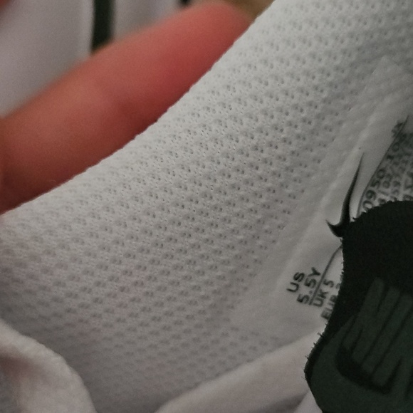 Nike White and Green Sneakers Classic Retro Design - Picture 6 of 8